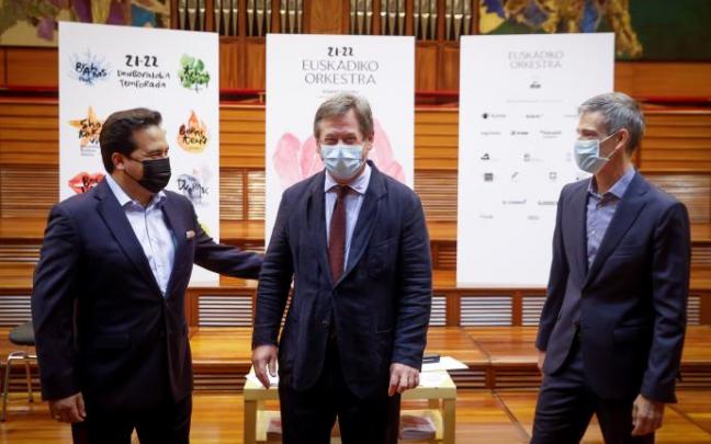 El consejero de Cultura, Bingen Zupiria y el director general y el director musical de la Euskadiko Orkestra, Oriol Roch y Robert Treviño.