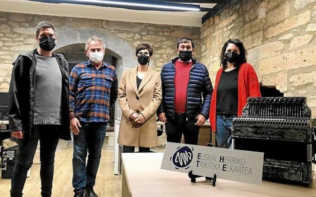 Udaleko eta Trikitixa Elkarteko ordezkariak egoitza berrian. Argazkia: N.G.