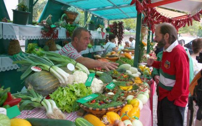 Baserritarras ofrecerán sus productos de la huerta en la plaza del ayuntamiento. Baserritarras ofrecerán sus productos de la huerta en la plaza del ayuntamiento.