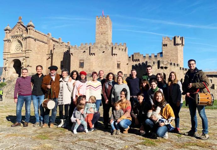 Miembros de Iruña Taldea, con los txistularis Mintxo Garaikoetxea y Xabier Olazabal, en la explanada del Castillo de Javier.