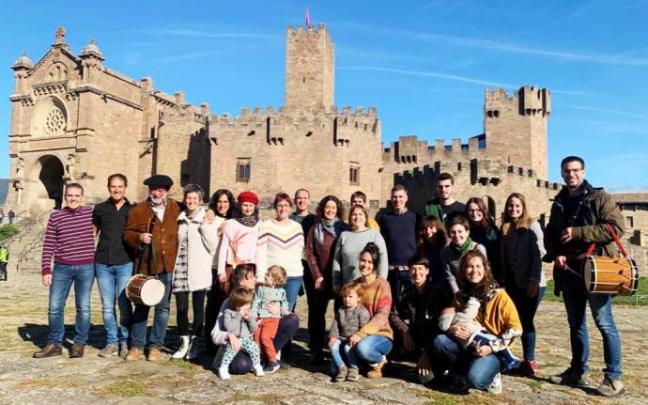 Miembros de Iruña Taldea, con los txistularis Mintxo Garaikoetxea y Xabier Olazabal, en la explanada del Castillo de Javier.