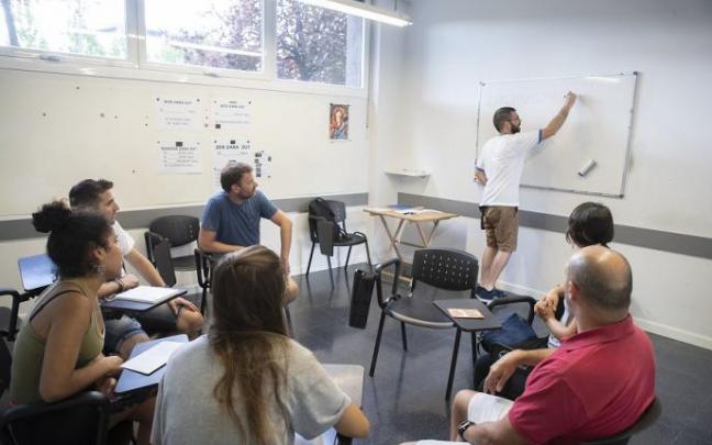 Imagen de una clase de un euskaltegi de AEK. Imagen de una clase de un euskaltegi de AEK.