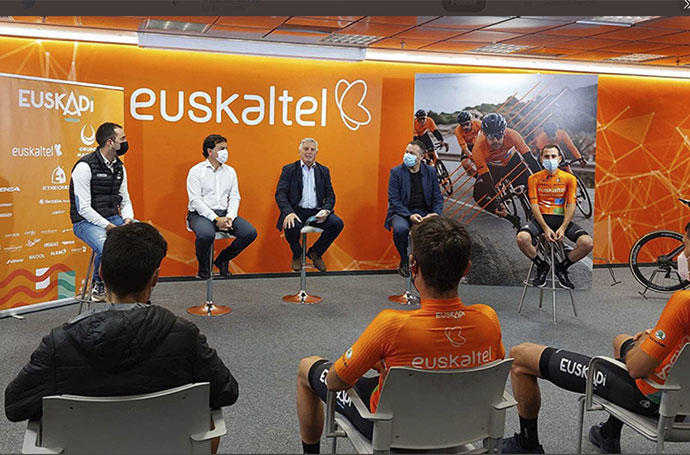 Presentación de los ciclistas del Euskaltel-Euskadi que participarán en la Itzulia.