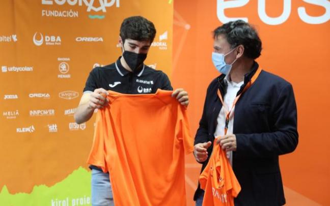 Gotzon Martin, ciclista del Euskaltel-Euskadi, y Jesús Ezkurdia, mánager del equipo.