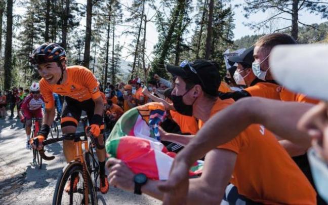 La afición se volcó con los corredores del Euskaltel-Euskadi durante la subida a Ermualde.