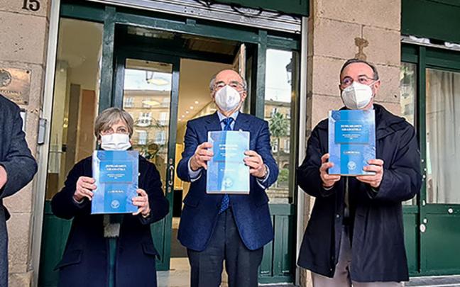 La académica y miembro de la comisión de Gramática de la Academia Miren Azkarate, el presidente de Euskaltzaindia, Andrés Urrutia, y el responsable de dicha comisión, Pello Salaburu