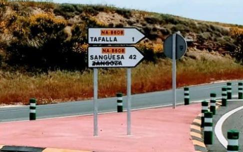 La señal que marca la dirección hacia Sangüesa, con la nomenclatura en euskera tachada.