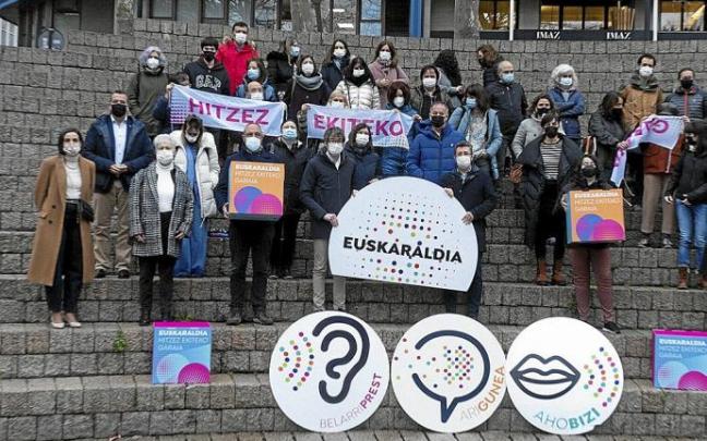 Aurtengo Euskaraldiaren aurkezpenean egindako irudia, atzo Gasteizen. Argazkia: Alex Larretxi Aurtengo Euskaraldiaren aurkezpenean egindako irudia, atzo Gasteizen. Argazkia: Alex Larretxi