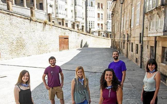 Lerro hauekin batera dagoen irudietan, Geu Elkartearen une ezberdinak. Urteen poderioz, erreferente bihurtu dira Gasteizko txosna eta festetan. Aurten ez dute parte hartuko. Argazkiak: Jorge Muñoz, Josu Chavarri, Utzita