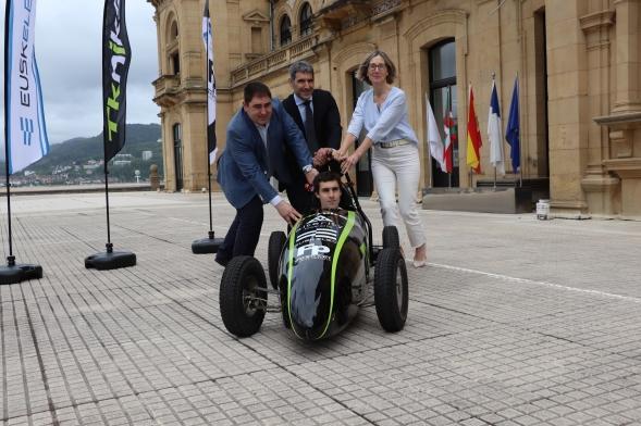 Uno de los vehículos que participarán en la prueba, con la concejala de Movilidad y organizadores.