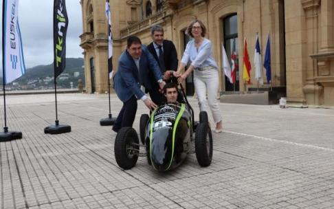 Uno de los vehículos que participarán en la prueba, con la concejala de Movilidad y organizadores.