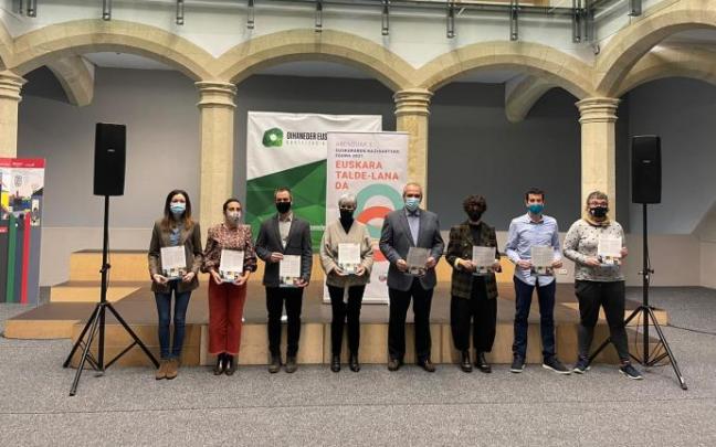 Representantes de las instituciones vascas han leído una declaración en defensa del euskera.