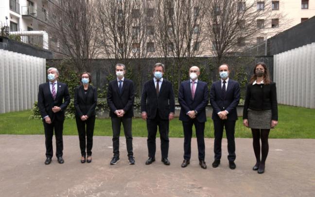 Zupiria, en el centro, junto a los representantes de las entidades financieras que han firmado el convenio.