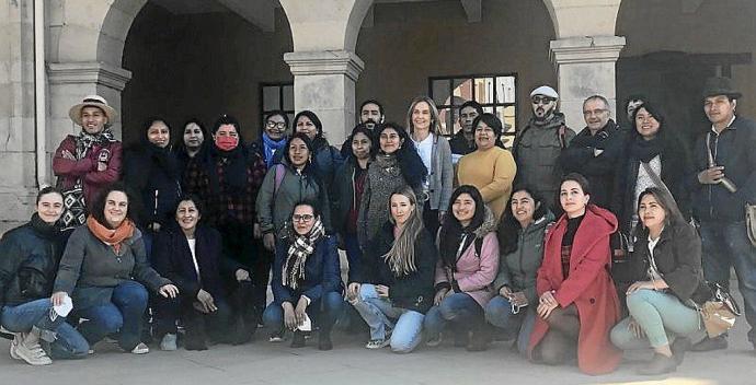 La alcaldesa Leire Artola junto a miembros de Garabide.