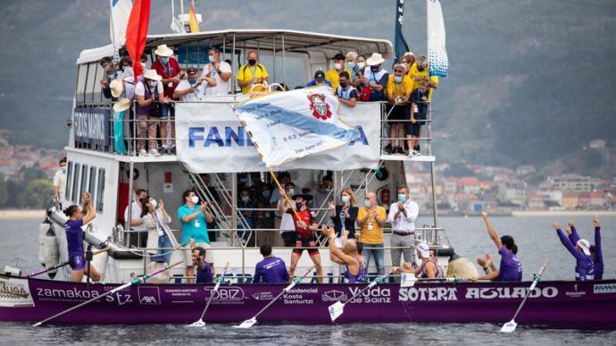 Gorka Aranberri, patrón de Santurtzi, ondea la Bandera de Moaña.