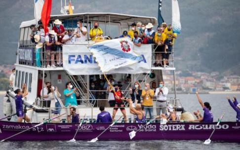 Gorka Aranberri, patrón de Santurtzi, ondea la Bandera de Moaña.