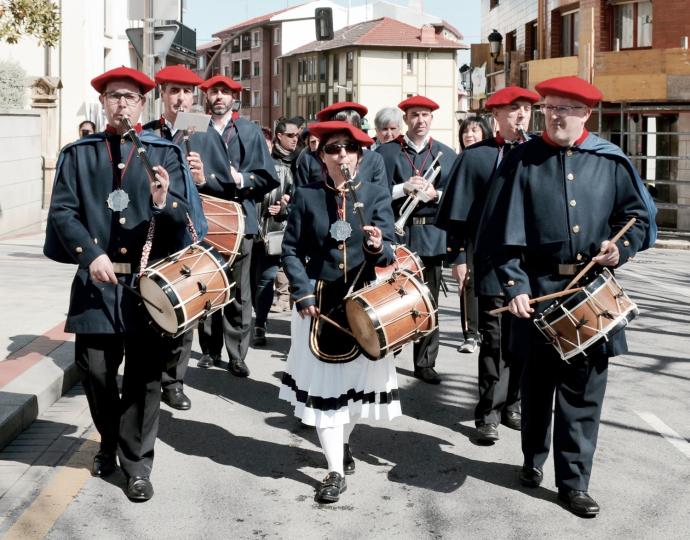 Eusko Lorak lleva seis décadas llenando las calles de Sestao de ritmo y folklore vasco.