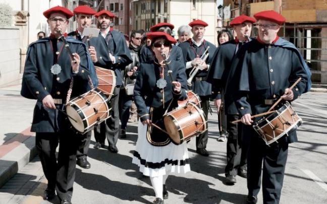 Eusko Lorak lleva seis décadas llenando las calles de Sestao de ritmo y folklore vasco.