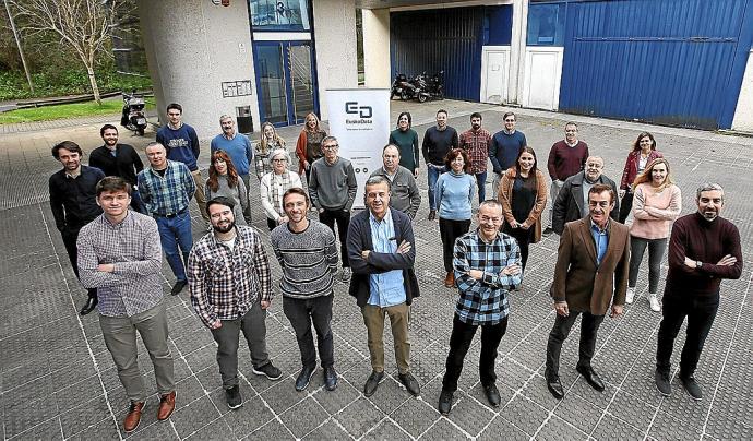 El equipo de EuskoData en las instalaciones de la empresa en el parque empresarial Zuatzu de Donostia.