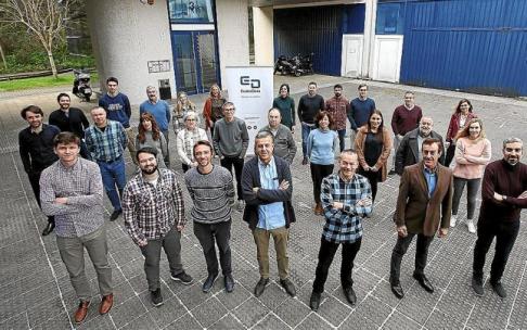 El equipo de EuskoData en las instalaciones de la empresa en el parque empresarial Zuatzu de Donostia.