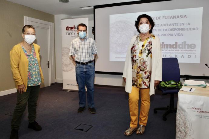 Ponencia sobre la eutanasia con Cristina y dos ponentes