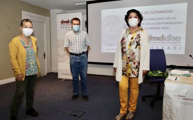 Ponencia sobre la eutanasia con Cristina y dos ponentes