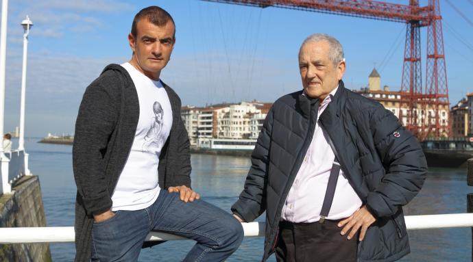 David Lorente y su padre, Txema Lorente, viudo de Maribel Tellaetxe, recogieron miles de firmas para legalizar la eutanasia.