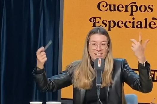 Eva Soriano, cantando 'Anticuerpos' en su programa de radio, 'Cuerpos especiales'.