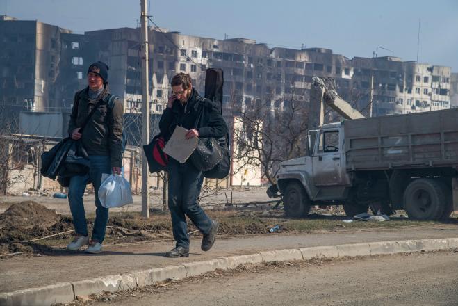 Dos civiles intentan salir de Mariúpol.
