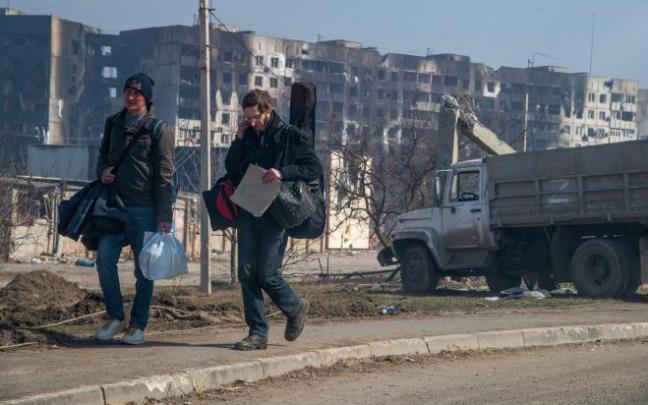 Dos civiles intentan salir de Mariúpol.