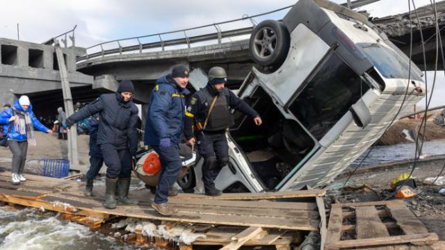 Evacuación de residentes en Irpin.