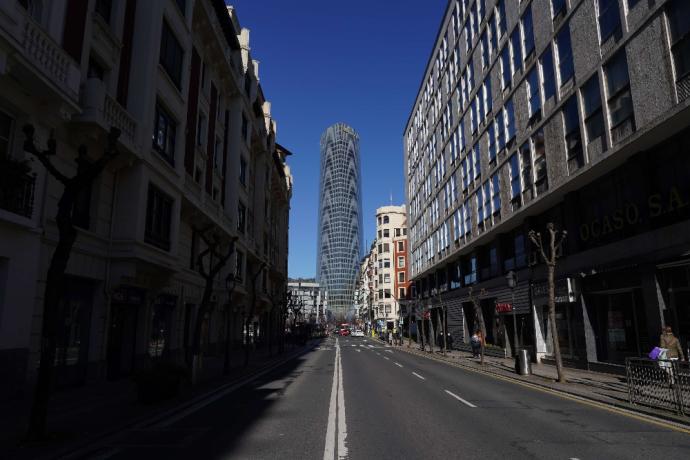 La Torre Iberdrola fue desalojada la madrugada del lunes debido a una inundación en la planta 15 del edificio.