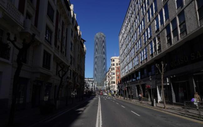 La Torre Iberdrola fue desalojada la madrugada del lunes debido a una inundación en la planta 15 del edificio.