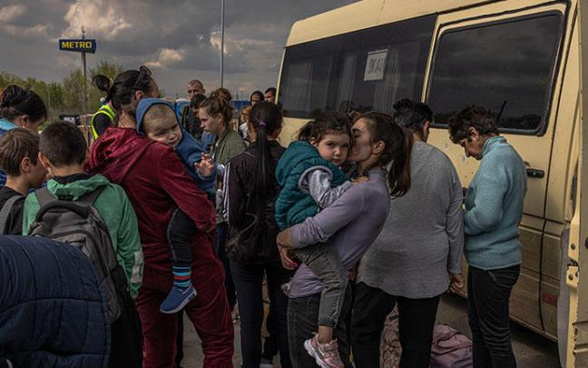 Varios refugiados a su llegada a Zaporizhzhia.