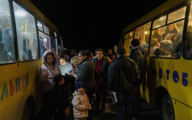 Personas embarcándose en autobuses para evacuar Mariúpol Personas embarcándose en autobuses para evacuar Mariúpol
