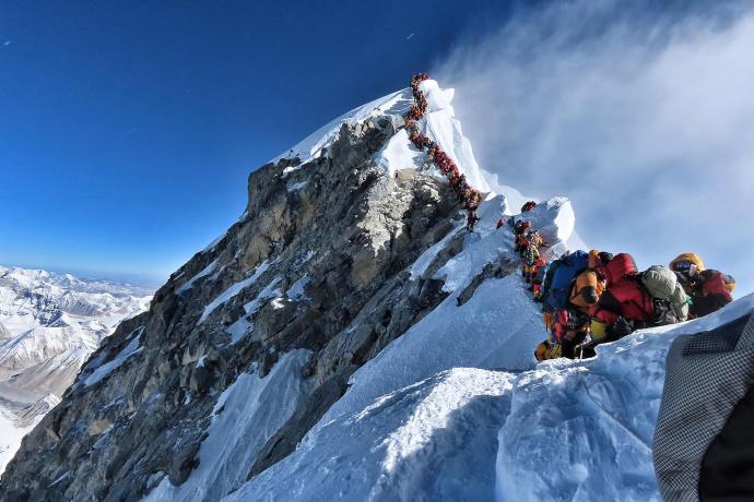 Imagen del colapso turístico en el Everest.