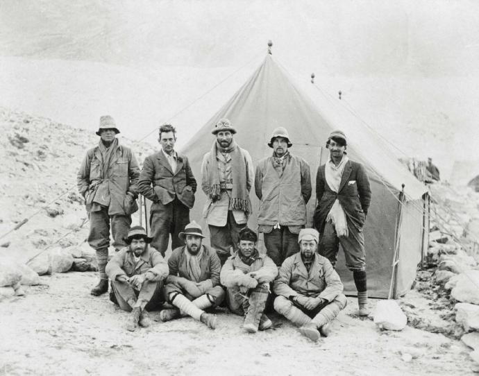 Expedición británica al Everest en 1924, con Andrew Irvine y George Mallory posando, en este orden, en la parte superior izquierda.