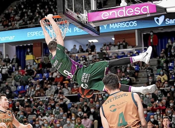 Darío Brizuela realiza un espectacular mate durante el derbi andaluz entre Unicaja y Betis. Foto: ACB Photo / M. Pozo