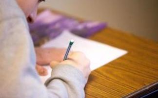 Una persona haciendo un examen. Una persona haciendo un examen.