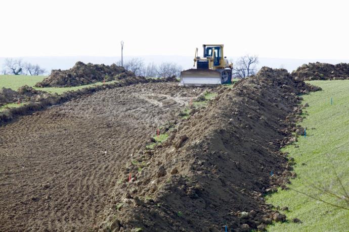 Una excavadora sobre el terreno, este miércoles.