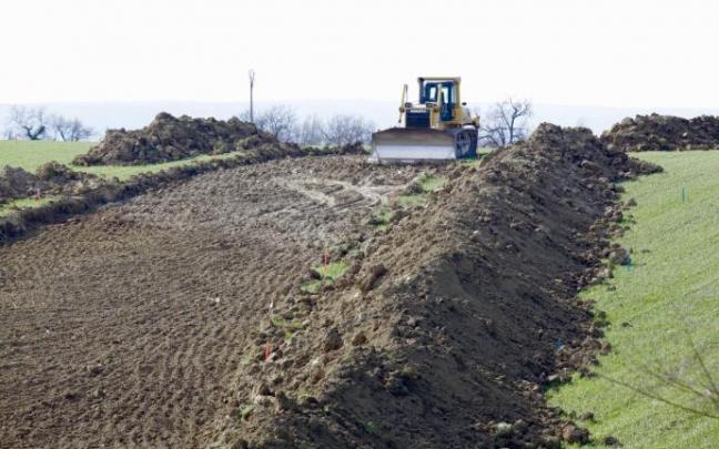 Una excavadora sobre el terreno, este miércoles.