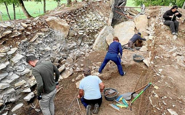 Trabajo a pie de excavación y el equipo de arqueólogos. Fotos: P.J.P. / Cedida