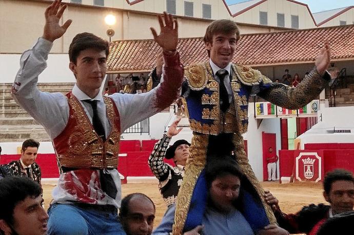 Manuel Perera (tres orejas) y Daniel de la Fuente (dos orejas), salen a hombros del coso azcoyano. Fotos: M. Sagüés / Diego M. T.