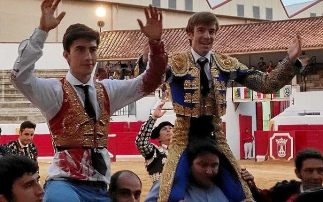 Manuel Perera (tres orejas) y Daniel de la Fuente (dos orejas), salen a hombros del coso azcoyano. Fotos: M. Sagüés / Diego M. T.