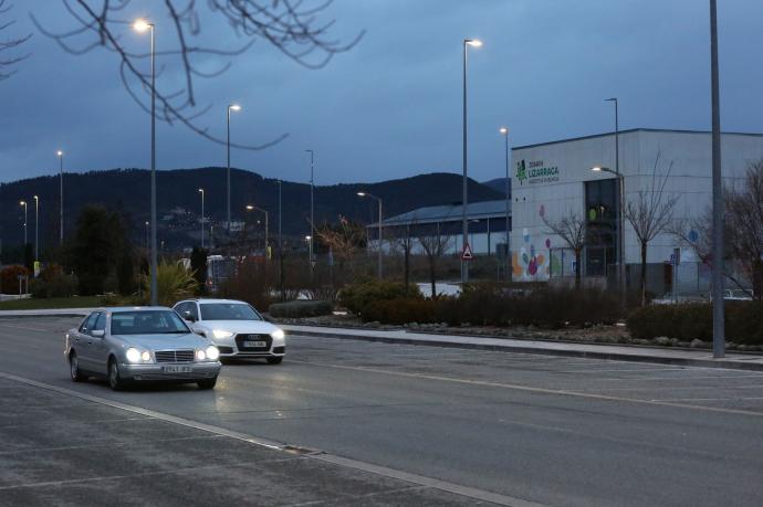 Dos coches circulan por la avenida de la Unión Europea, junto al colegio Joakin Lizarraga.