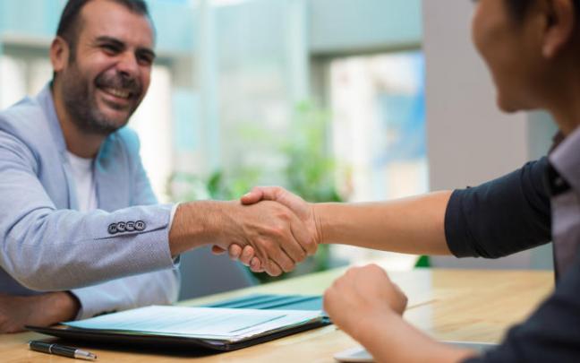 Un jefe y un empleado sellan un acuerdo. Un jefe y un empleado sellan un acuerdo.