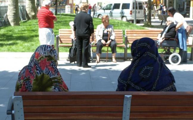 Varias personas descansan en un parque.