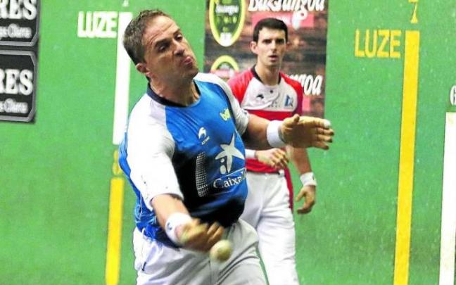 Aimar Olaizola golpea la pelota ante la mirada de Jokin Altuna. Aimar Olaizola golpea la pelota ante la mirada de Jokin Altuna.