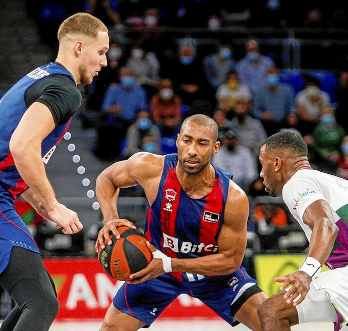 Sedekerskis se dispone a bloquear a Cole mientras Granger controla el balón. Foto: Jorge Muñoz