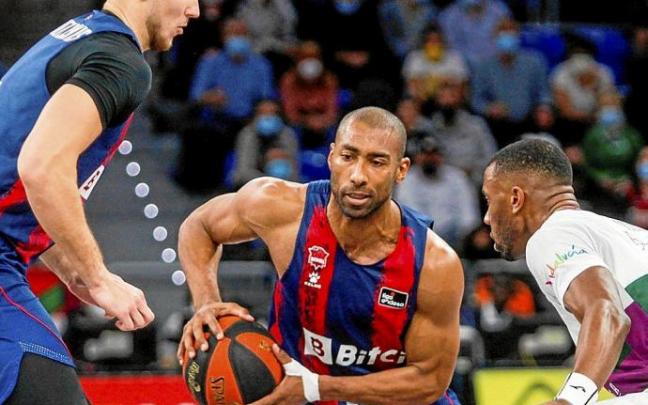 Sedekerskis se dispone a bloquear a Cole mientras Granger controla el balón. Foto: Jorge Muñoz